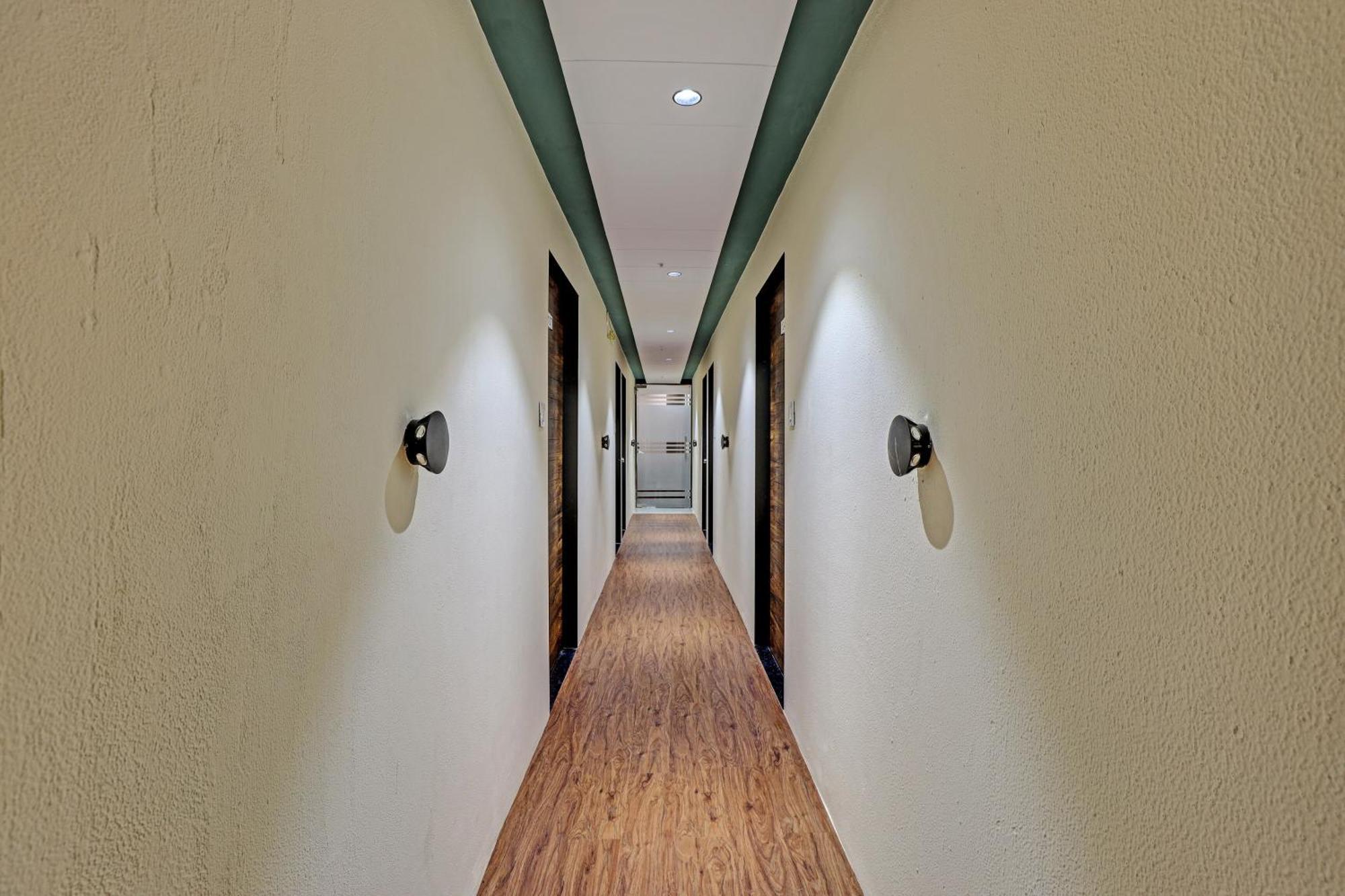 Collection O Hotel Swarg Surat Exterior foto