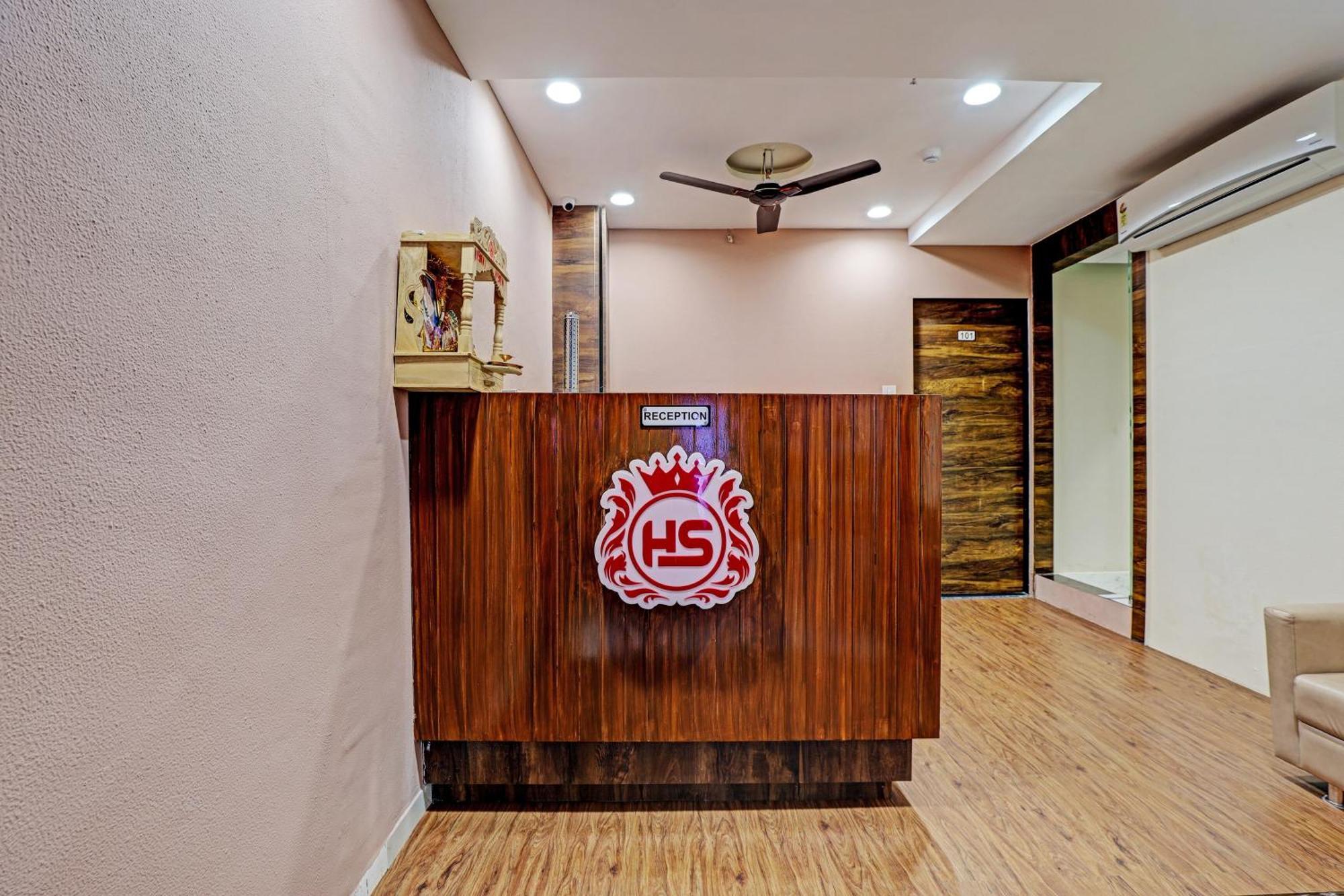 Collection O Hotel Swarg Surat Exterior foto